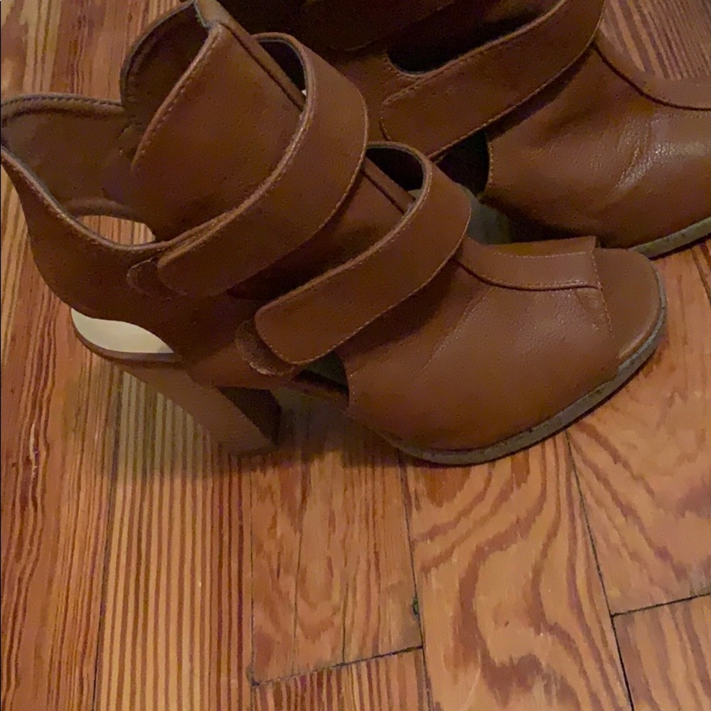 Velcro straps, peep toe heel